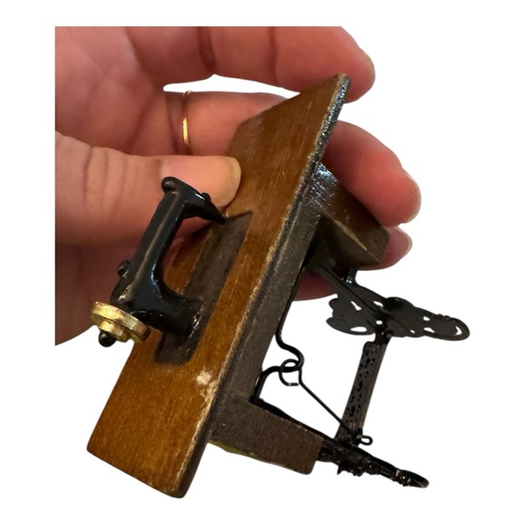 Vintage Chadwick Miller Miniature Old Fashioned Sewing Machine Doll House - Picture 3 of 5